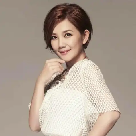 梁静茹照片公益慈善2008年5月12日汶川大地震时,梁静茹以个人名义捐出