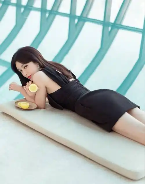 秦岚一袭黑裙妩媚迷人,不经意间一个眼神就很时尚,40岁状态真好_女神