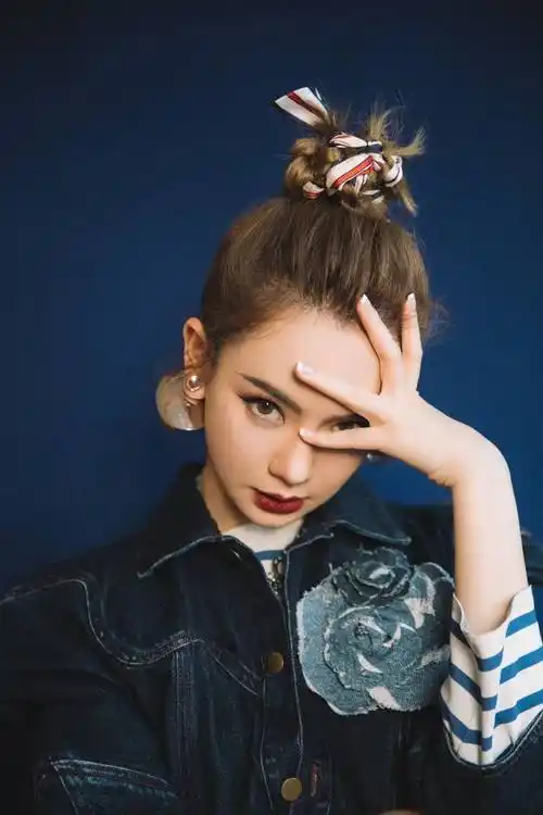 戚薇身穿牛仔拼接裙搭配锅盖耳环亮眼吸睛