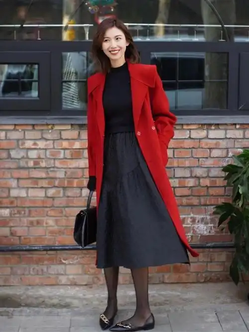 大衣搭配裙子怎么穿?精致时髦精的穿搭示范,美极了!