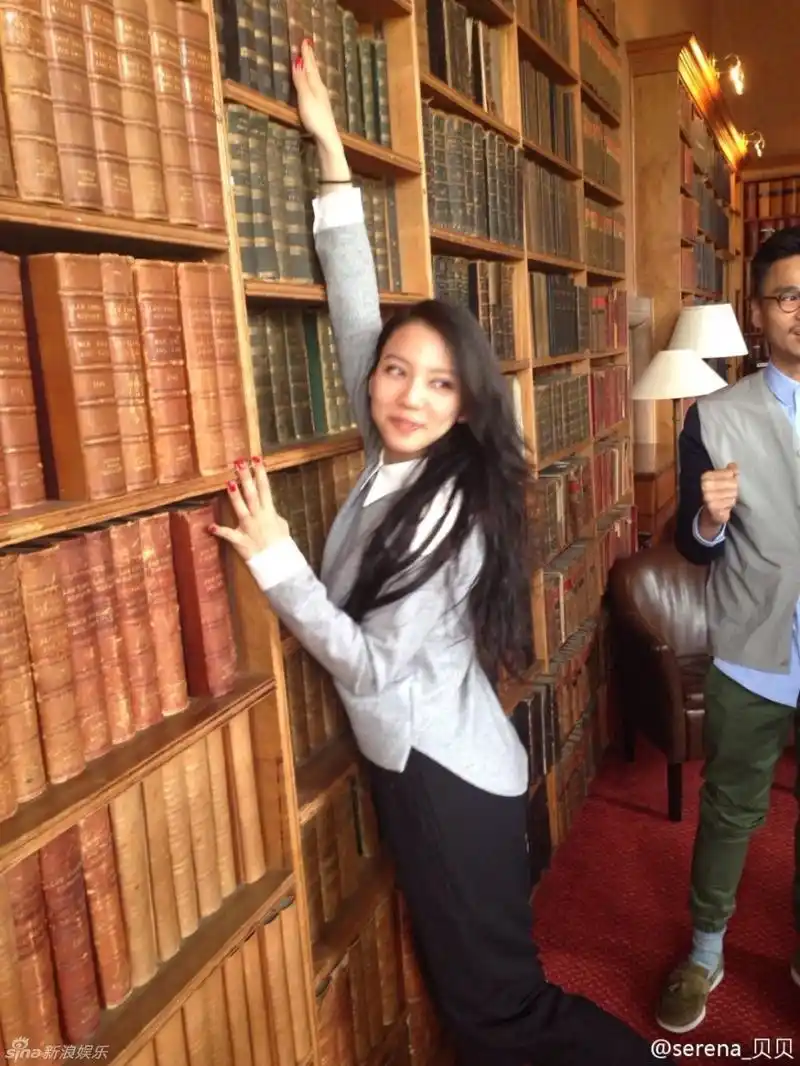 王力宏女友生活照曝光 长发披肩知性俏皮