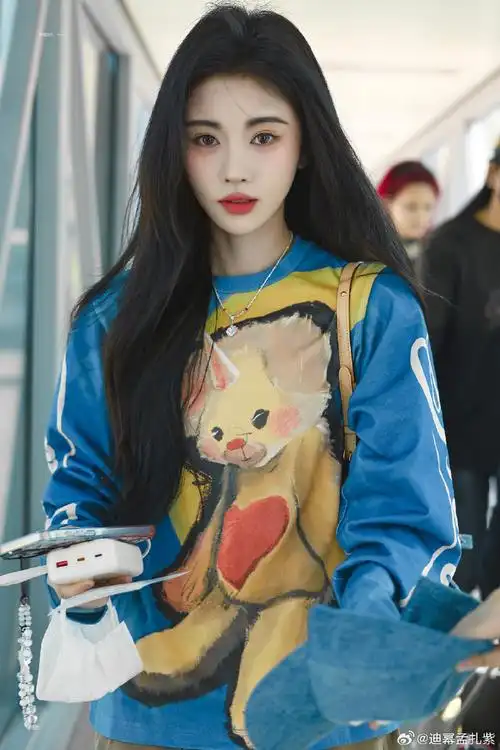 鞠婧祎手机项链##鞠婧祎独角熊t恤#鞠婧祎最新机场照