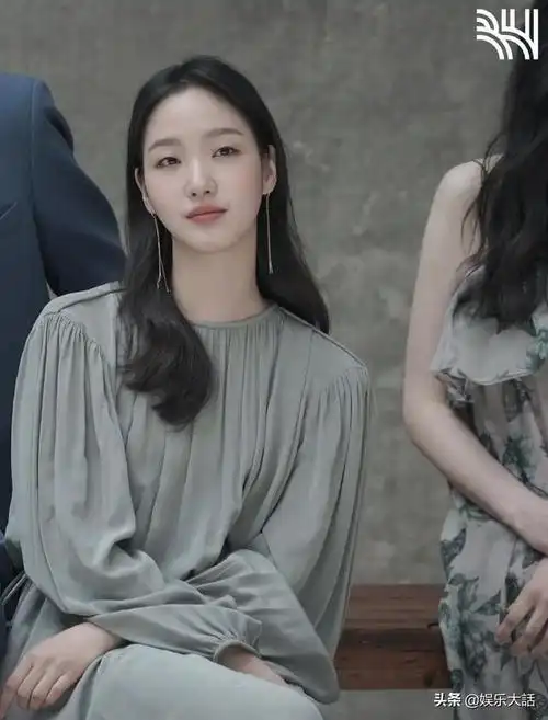 隆隆鼻,力图打造成精致的洋娃娃,而单眼皮女生则被视为颜值一般的代表