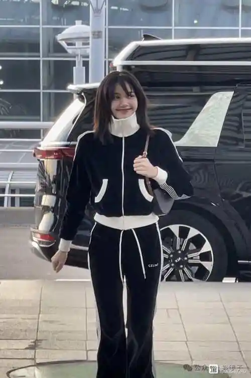 lisa现身机场无人理会,网友:昔日舞台皇后今何在?惊呼落差大