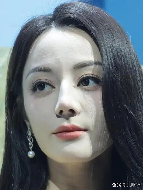 迪丽热巴这未修图太真实啦,皮肤小瑕疵都看得见,不过颜值依旧超高