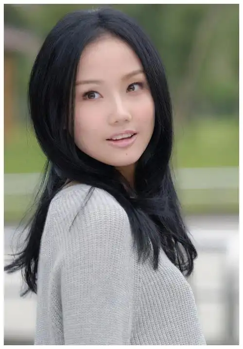 惊鸿一面mv中,许嵩书生气质,黄龄长发披肩,这次恋情实锤了?__财经头条