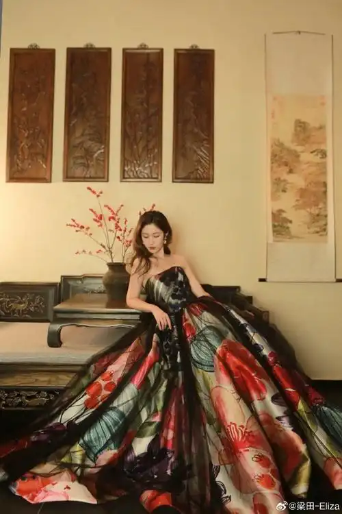 身上#梁田身穿繁华裙参加2024网络视听盛典,不愧是电子闺蜜给选的礼服