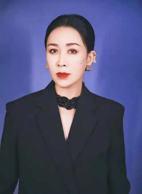 那英中年衣品开挂穿黑色西装裙好大气看着真得美了不少