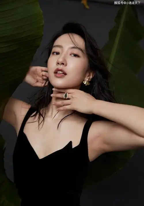 许龄月飘逸长发性感写真