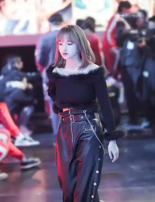 原创程潇粉美衬衫小短裙腹部微凸撑满裙子美少女忘了管理身材吗