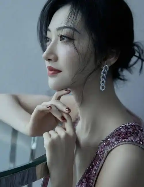 女星景甜写真:甜美可人,端庄优雅