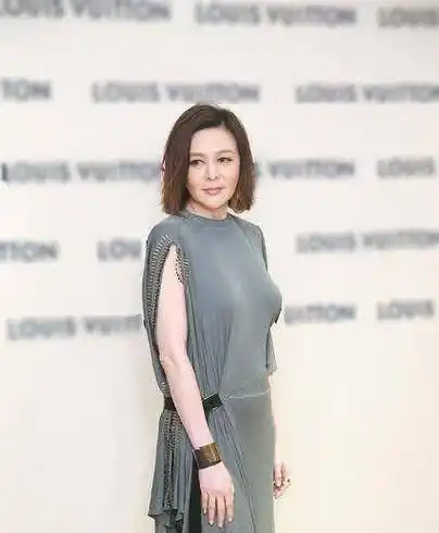 57岁关之琳近照曝光,身穿深v长花裙显好身材,优雅的"变老"_活动_女人