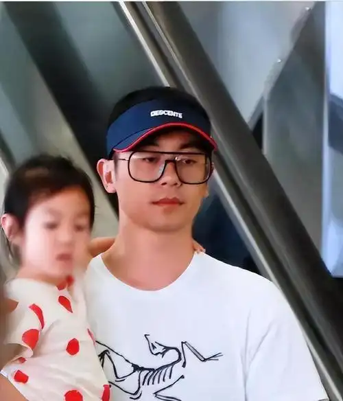 朱亚文抱着妻女出机场女儿小圆脸五官精致沈佳妮基因没遗传到