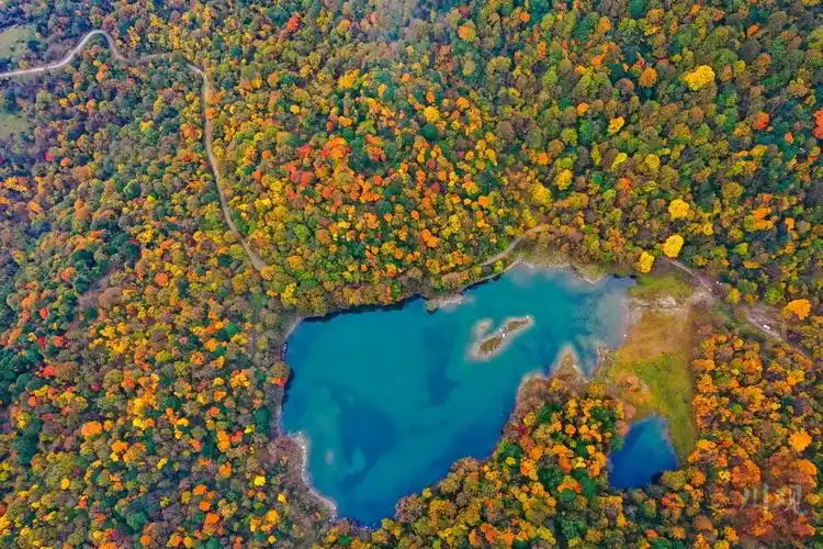 睛彩雅安石棉月亮湖红了彩林盛景正当时