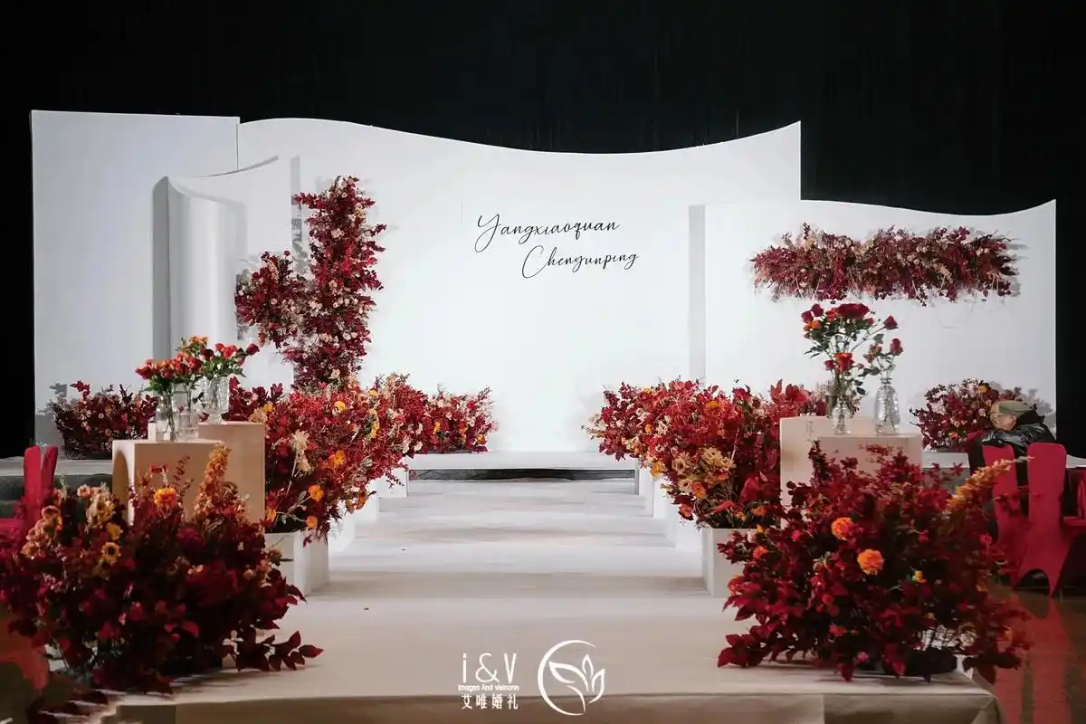红白秀场风大气婚礼布置.| 艾唯婚礼 | 简约的红色秀场风 - 抖音