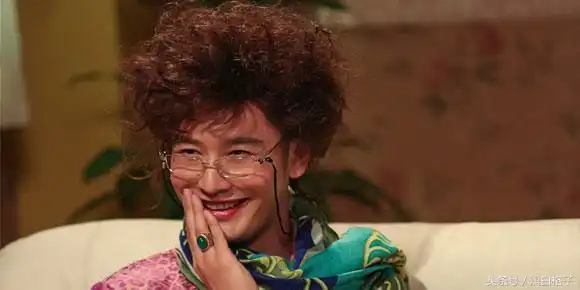 黄晓明显然扮起女装来比较吓人,  尤其这样浓妆艳抹,  像极了哪个妓院