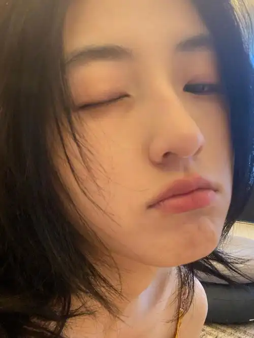 组图:张子枫怼脸自拍清秀灵动 随拍分享少女心事_高清图集_新浪网