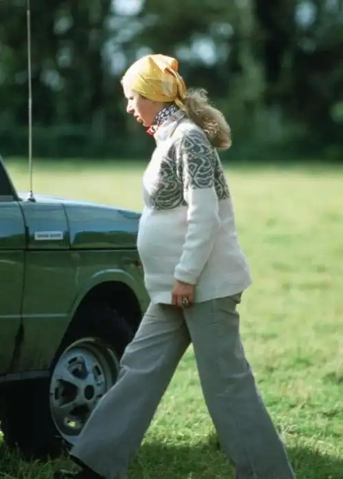 王室成员大肚照曝光英国女王誓不露肚子戴安娜王妃接地气