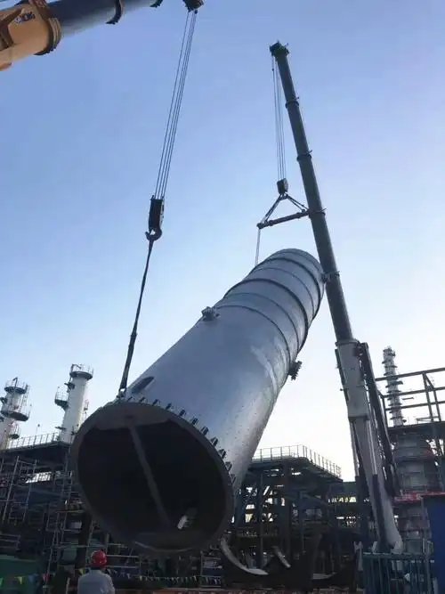 缓冲罐吊装现场