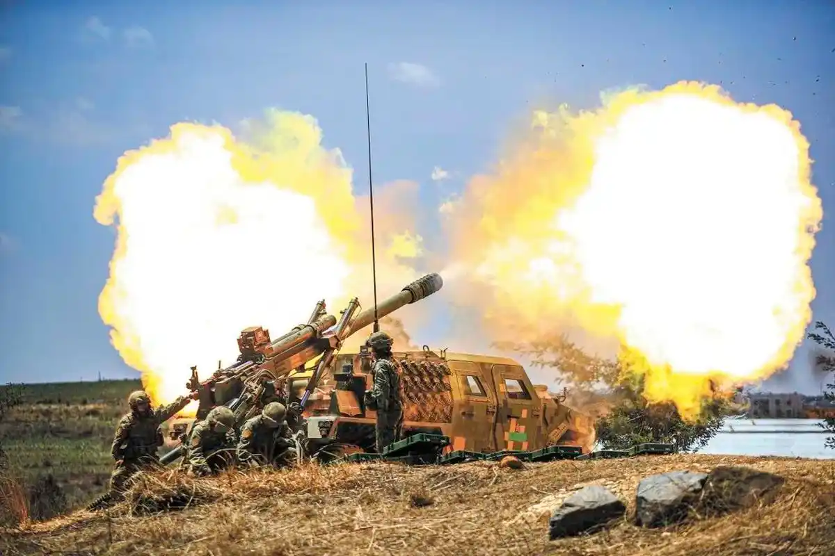 车载122毫米榴弹炮开火瞬间】  图为pcl-171车载122毫米榴弹炮出膛