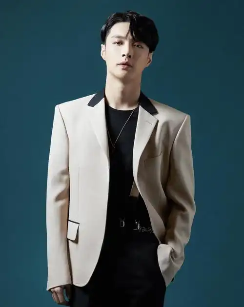 张艺兴现场自己修口罩,被赞低调机智,米色西装套装帅气优雅