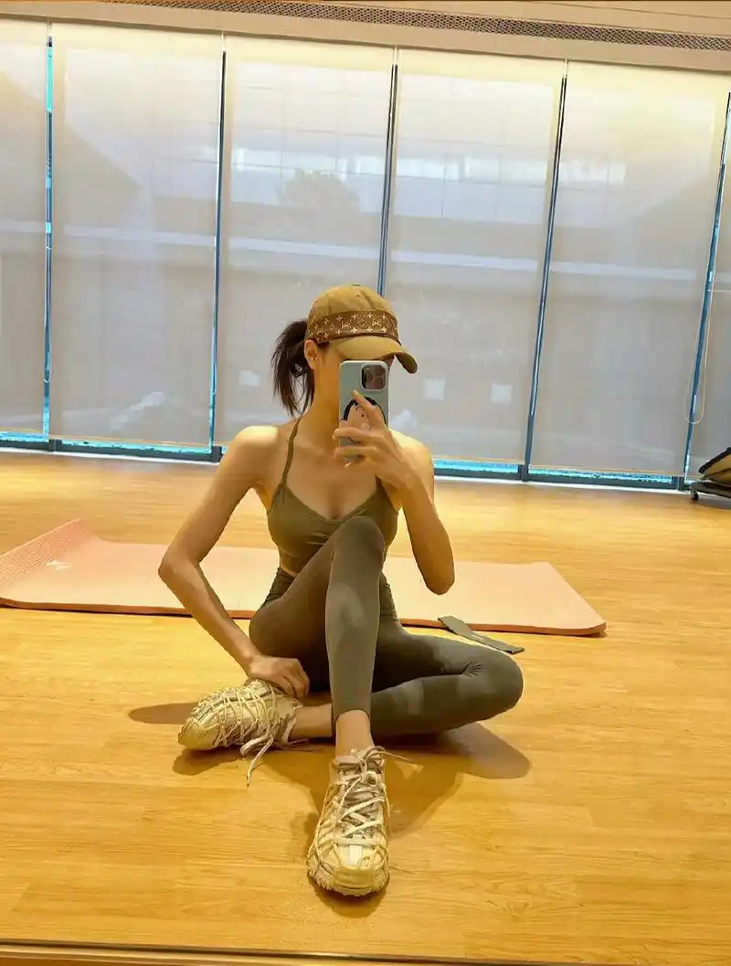 钟楚曦健身美照,这身材不要太好,而且每一套健身服都超好看,很高级.