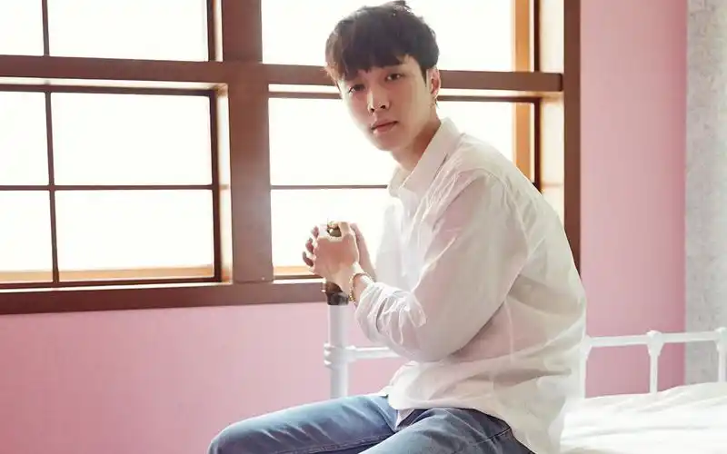 张艺兴白衬衫简约风写真高清桌面壁纸图片下载