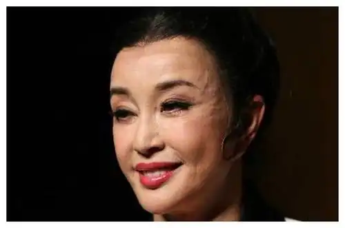 又整了?刘晓庆近照被讽像戴人皮面具,脸部僵硬耳朵变形很奇怪