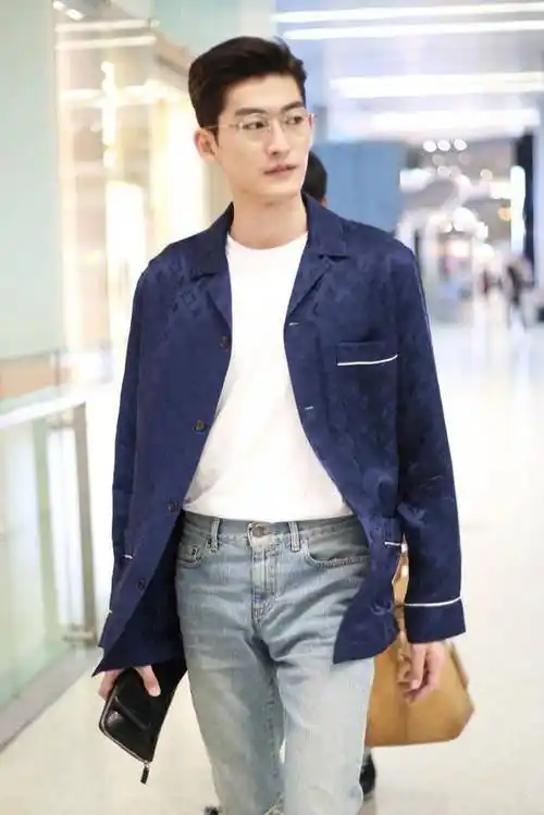 张翰睡衣搭配牛仔现身机场走路带风帅气十足,下次把睡裤也穿上!