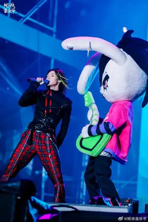 现场就要躁起来##小鬼芭比粉工装裤造型##小鬼王琳凯西安矩浪音乐节