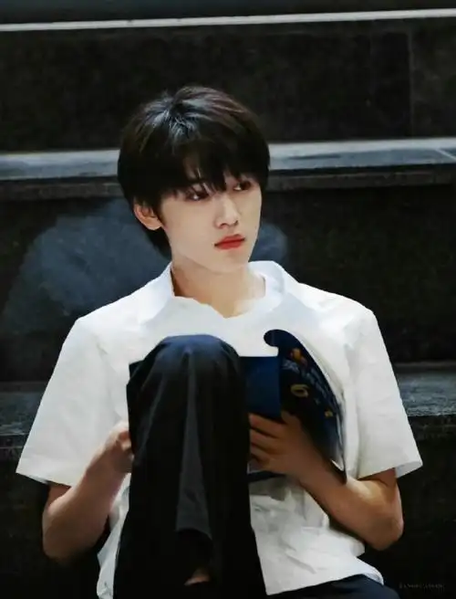 这是宋亚轩网剧一起等雨停的剧照,短袖白衬衫搭配黑色长裤,清纯的眼神