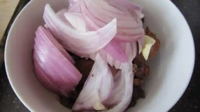 白发多?教你1招,洋葱汁加它洗头,头发浓密黑顺!