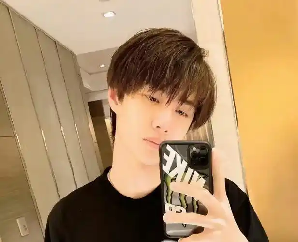 比帅图更有杀伤力的是女友视角和自拍照#王一博 #热烈 #电影 - 抖音