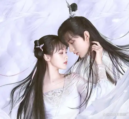 袁冰妍晒自拍登热搜,与成毅发同系列表情,"初遇夫妇"再出圈!