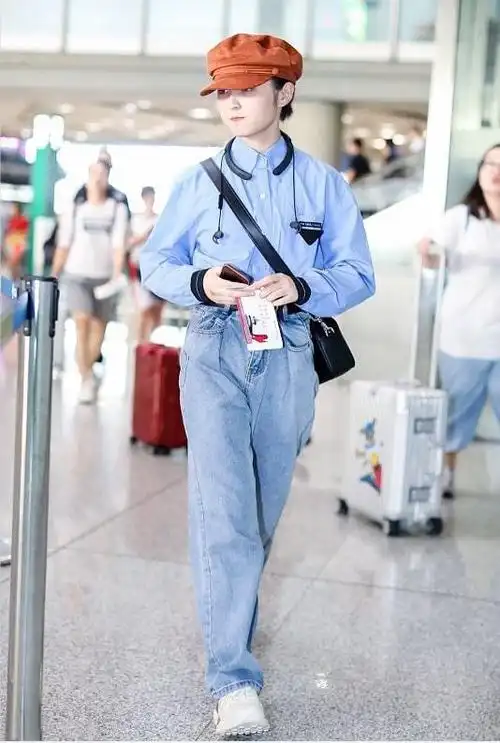 张子枫平时穿得还像个小孩子看着跟初中生一样不怎么成熟