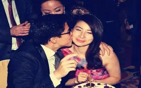 结婚当天1800人到场,众星齐聚礼金不下3000万_郭晶晶_婚礼_霍启刚