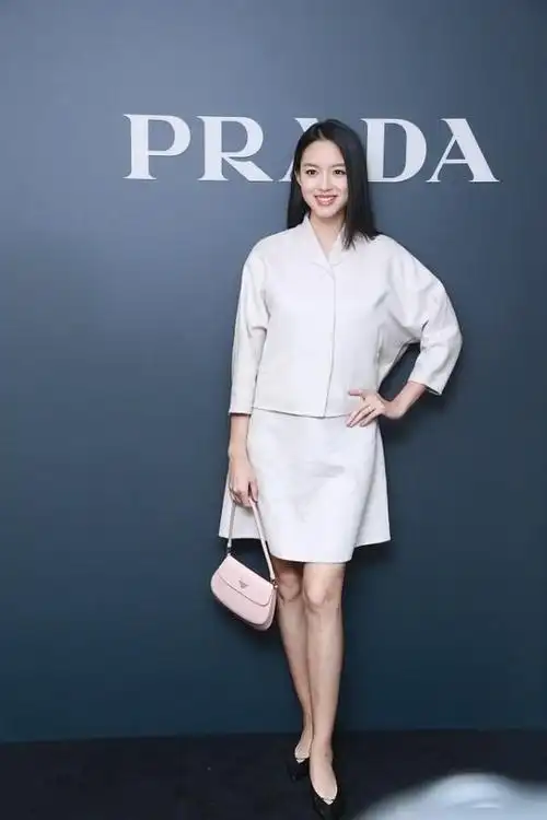 张梓琳和老公庆结婚10周年穿正装约会好有气质看着挺带范