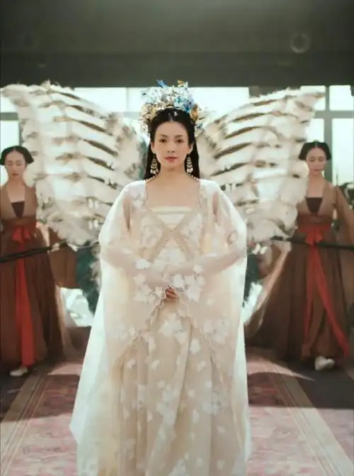 范冰冰回答道"如果现在还要让我在古装片,偶像剧里去演一个少女,绫罗