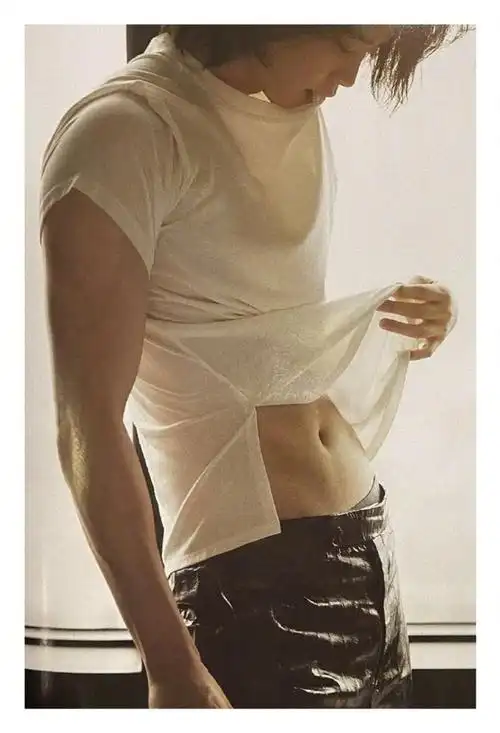 李钟硕《elle》画报,魅力中长发,优越肌肉线条,魅力不减反增