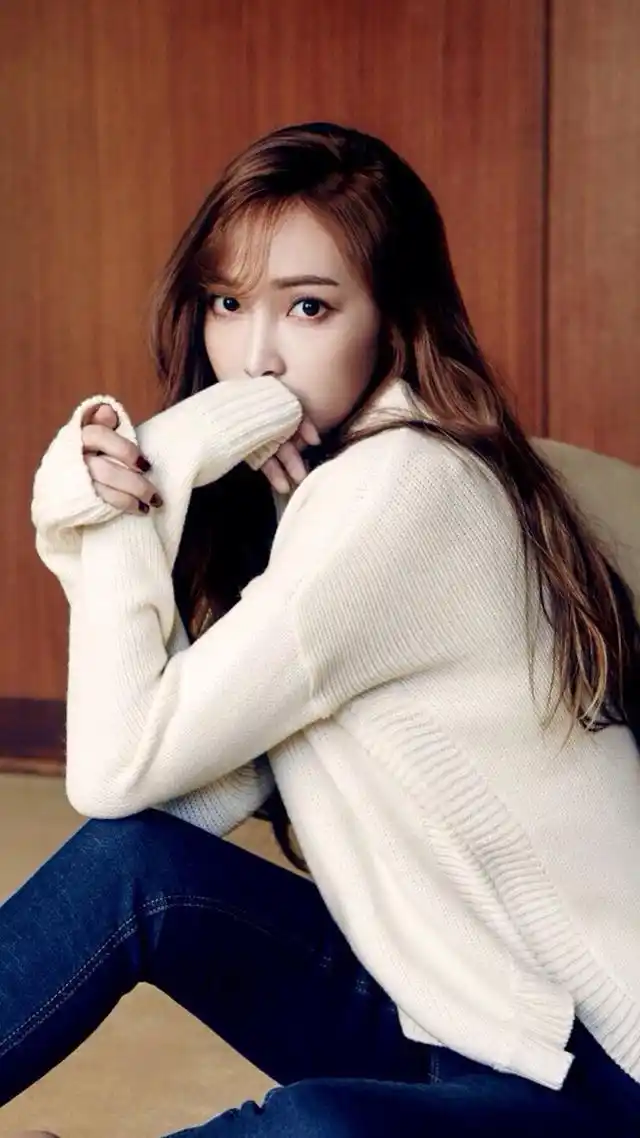 郑秀妍时尚大片曝光,斑点裙秀曼妙身姿,简约个性,诠释西卡风尚