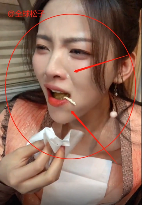 杨超越吃火鸡面辣到形象全无流泪不止嘴边还挂着一根面条