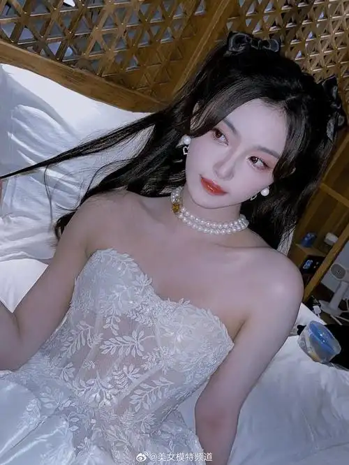 孔雪儿双马尾抹胸裙