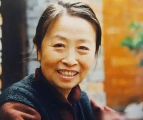 丑娘张少华自称年轻时是校花看到她当年的照片被惊艳了