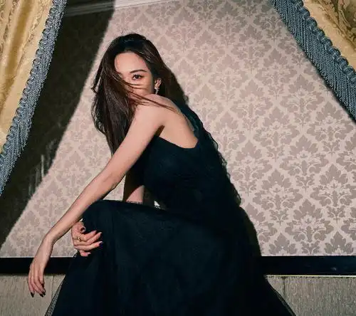 王霏霏霸气虎纹造型释出扎起高马尾野性十足时尚表现力好绝