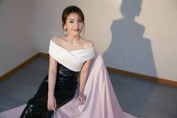 刘涛身着 st. john 黑白拼色连衣裙出席2021国剧盛典