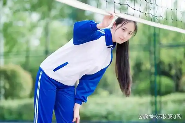 学生们穿着校服,迎着初升朝阳,结伴走进教室,崭新的生活已悄然开始