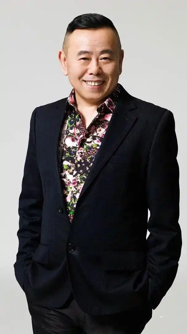 63岁潘长江直播磕头为美女博关注,失去了老艺术家的"体面"