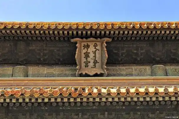 在中国故宫博物院内,有一座名为坤宁宫的宫殿,它位于交泰殿后面,是