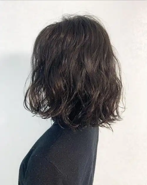 洋气满头烫短发