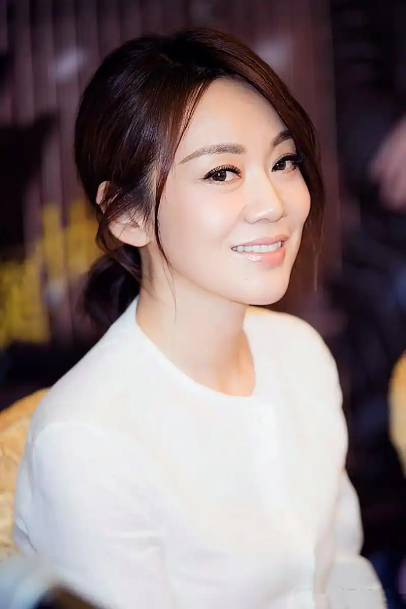 闫妮出生在陕西一个普通的工人家庭,父母都是勤劳朴实的劳动者.